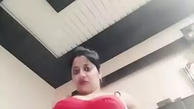 Sexy babe showing