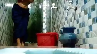 Bangladeshi Bhabi Peeing & Washing Sweet Pussy