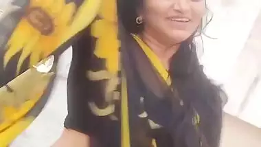 Keerthi naidu 44 age milf aunty hot thoppul kundi shake dance 2