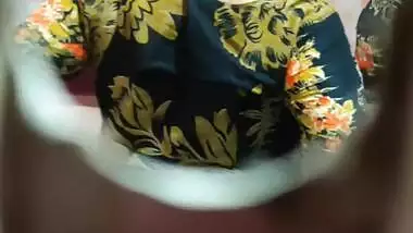 Bhabhi pissing before bath era sex