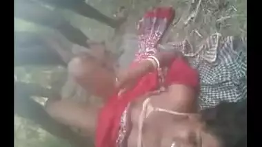 Young slut enjoys an outdoor threesome with her friends