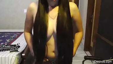 Sexy desi girl showing her hot tite boobs