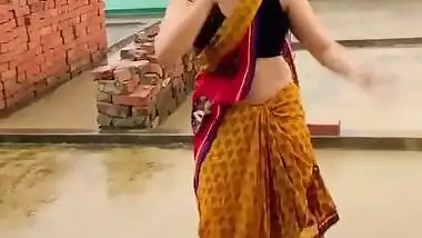 Sexy Girl Dancing in the Rain and Showing Armpits & Navel