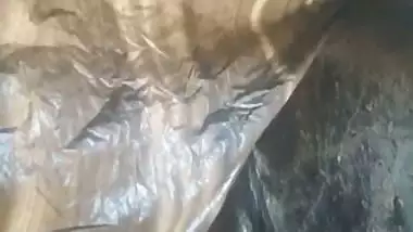 Horny man fucks a desi randi in a plastic hut on the road