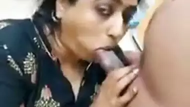 Mature Desi XXX wife sucking dick of her husband MMS