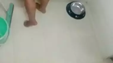 Pretty Indian girl gives the opportunity to see how she takes a shower