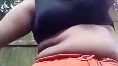 Mature village bhabhi outdoor bathing