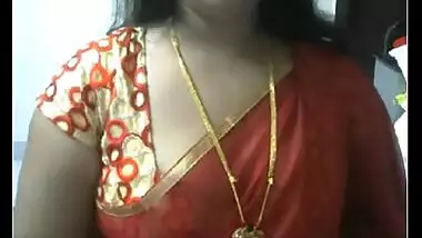 Anamika bhabhi’s big boobs pop out from blouse