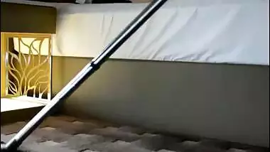 Delhi Aunty Flashing Hot Butt To Hotel Staff