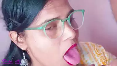 Pinki gives an Indian blowjob to her boss and drinks cum