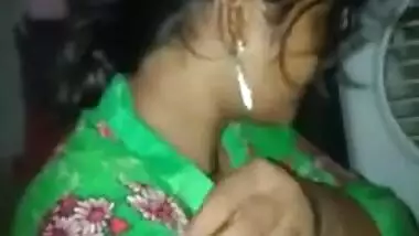 Indian diva shows off what she has under her XXX sari before fan