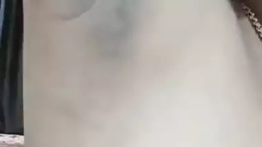 Desi nude Chennai lady presses her naked boobs