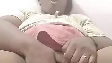 Mature south Indian Bhabhi fingering pussy
