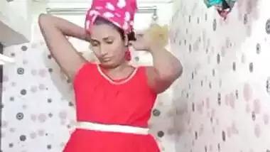 Swathi naidu wearing dress after her bath