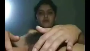 Bangalore Bhabhi showing her Pink pussy to lover over cam