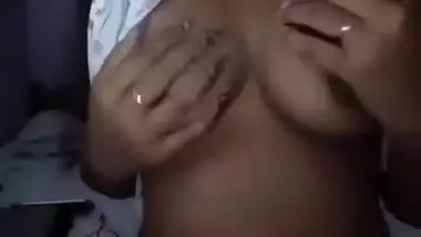 Late Night Titsplay Hot Girl Nipples Masturbation මහ රෑ මෝල් වෙලා කුක්කු මිරිකනවා