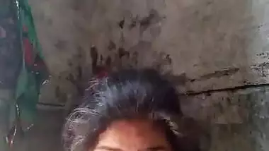 Desi Village Bhabhi Showing Her Nude Body