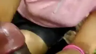 Bangla babe sucks her lover’s dick in an outdoor sex video