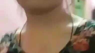 Indore girl boobs show to lover viral MMS
