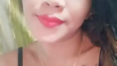 Sexy Desi Girl Shows Her Boobs Part 1