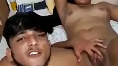 GUY HAVING FUN NARATING GF’S PUSSY TO HIS FRIENDS