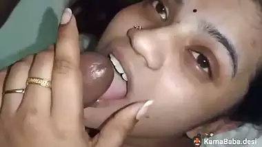 Cheating lady gives a desi blowjob to her horny lover