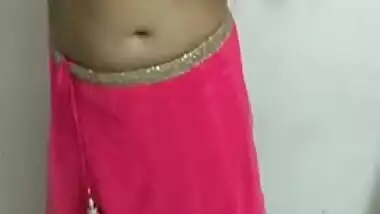 Good-looking Indian dancer during performance flashes small XXX tits