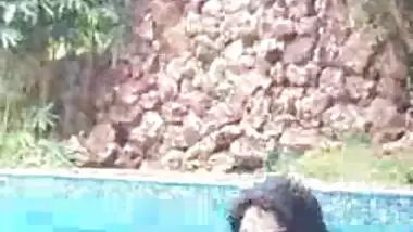 Mallu girl pussy spotted in swimming pool
