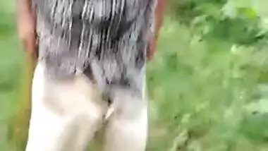 Village guys catch Desi couple having outdoor sex in XXX missionary