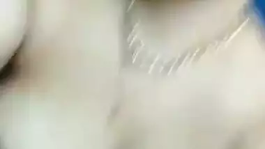 Padoswali bhabhi showing everything