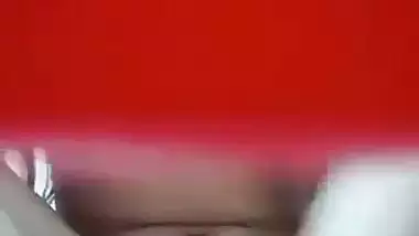 An 18-year-old girl records her nude MMS in a bathroom