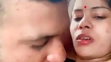 Cheating wife fucks her husband’s friend in desi porn