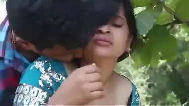 New outdoor sex MMS – Hot bhabhi with her lover