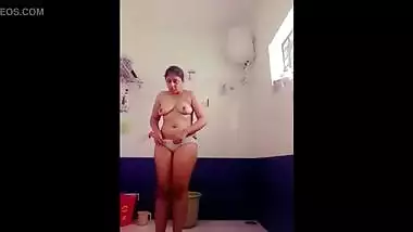 ગુજરાતી ગર્લફ્રેન્ડ નાગી થાય છે બાથરૂમ માં