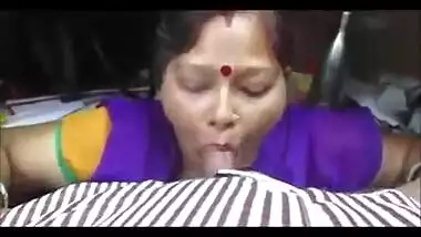 Desi maid aunty secret blowjob to office boss