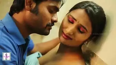 Indian Hot Girl Bathroom Romance - Leaked MMS