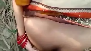 Indian Hot Bhabhi Ko Ganne Ke Khet Me Pakadke Choda