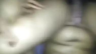 Pakistani Bhabhi records her own pussy fucking session