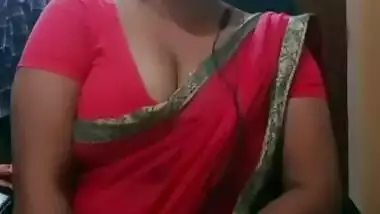 Desi soooo hooot married Aunty in Red saree wat a Figure