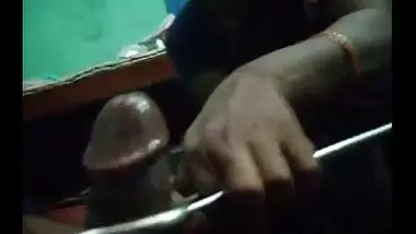 Aunty arouses client’s mood through handjob