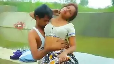 Cute mallu aunty boobs pressing outdoor