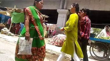 Desi milf side boobs...