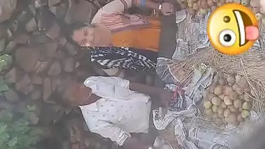 Aunty Giving handjob to apple street seller