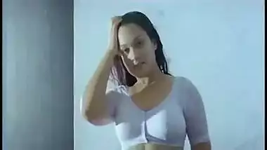 Sexy South Indian Milf Ass in wet saree