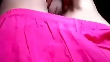Desi XXX girl in pink plays with her own boobs and nipples in MMS video