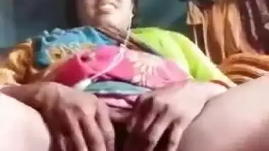 Amateur Desi MILF spreads legs to show XXX pussy in solo MMS video