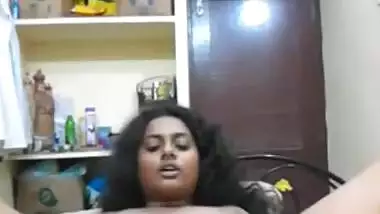 Desi bhabi fingering pussy
