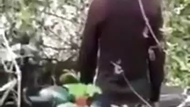 Nepali couple’s outdoor xxx video on a bike