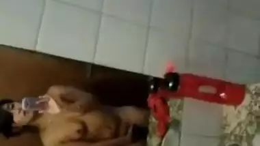 Selfshot Girl Fingering in Bathroom