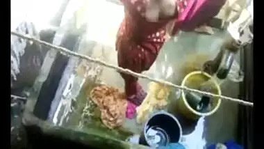 2 sexy women bathing together